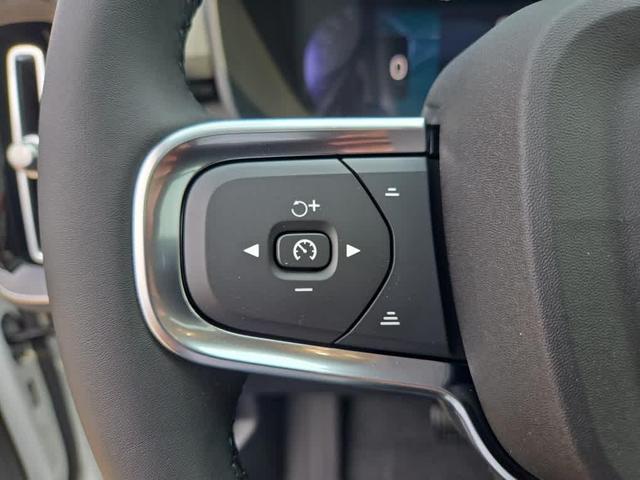 Photo of 2026 Crystal White Volvo XC40