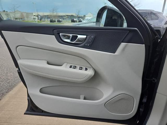 Photo of 2025 Onyx Black Volvo XC60 Plug-In Hybrid