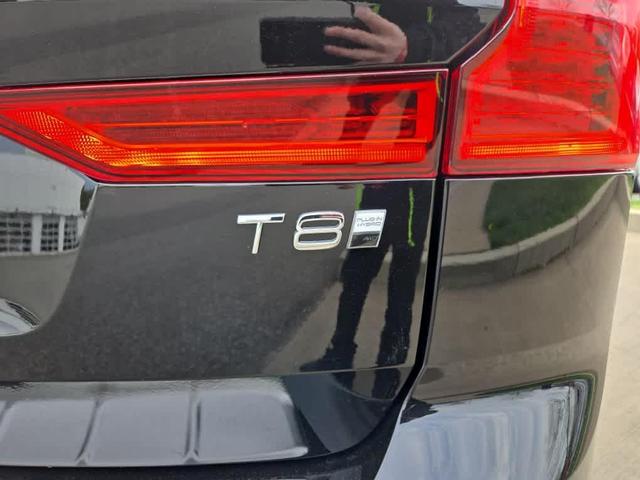 Photo of 2025 Onyx Black Volvo XC60 Plug-In Hybrid
