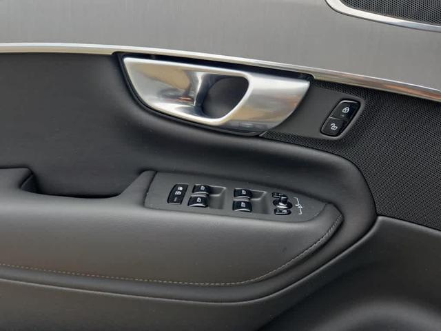 Photo of 2024 Metallic Volvo XC90
