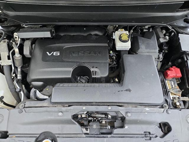 Photo of 2017 Gray Nissan Pathfinder