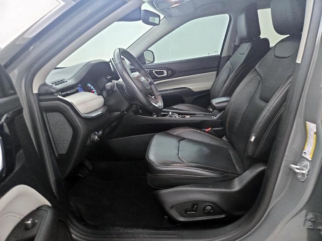Photo of 2022 Gray Jeep Compass