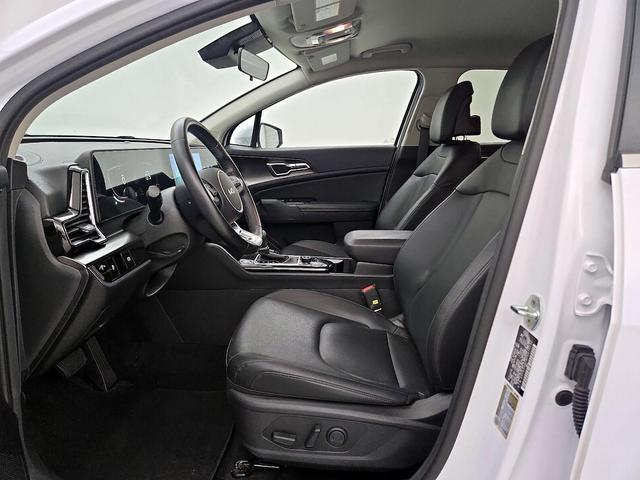 Photo of 2023 White Kia Sportage