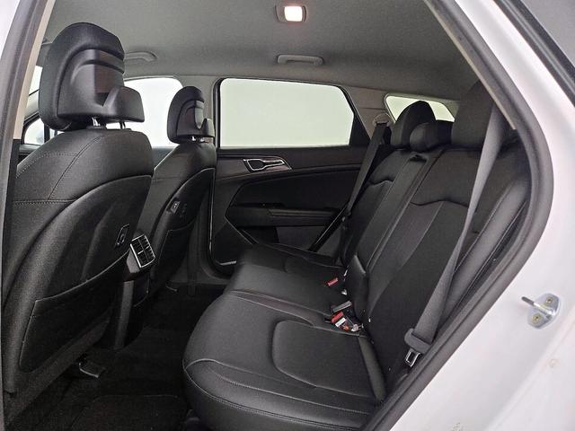 Photo of 2023 White Kia Sportage