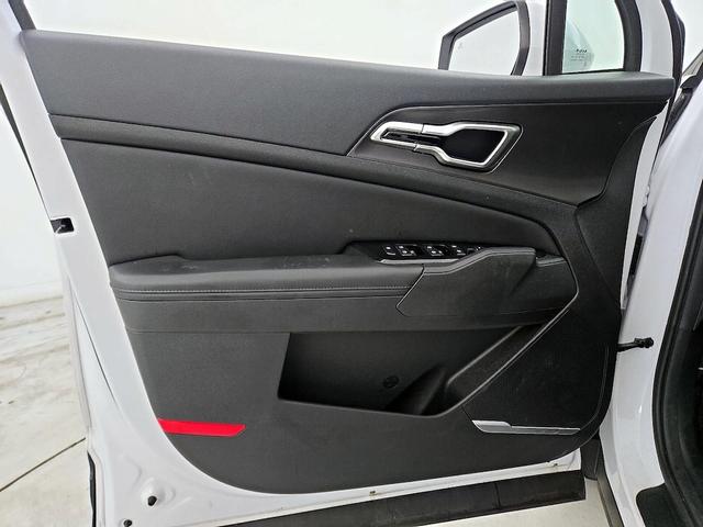 Photo of 2023 White Kia Sportage