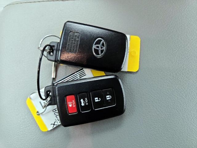 Photo of 2017 Gray Toyota Camry