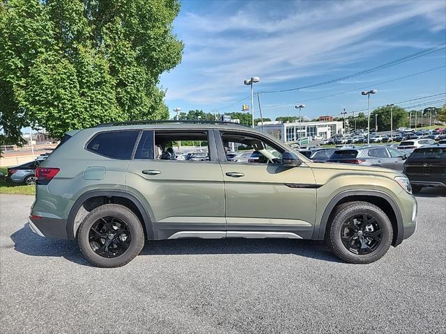 Photo of 2025 Avocado Green Pearl Volkswagen Atlas