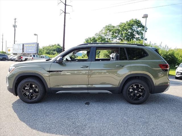 Photo of 2025 Avocado Green Pearl Volkswagen Atlas