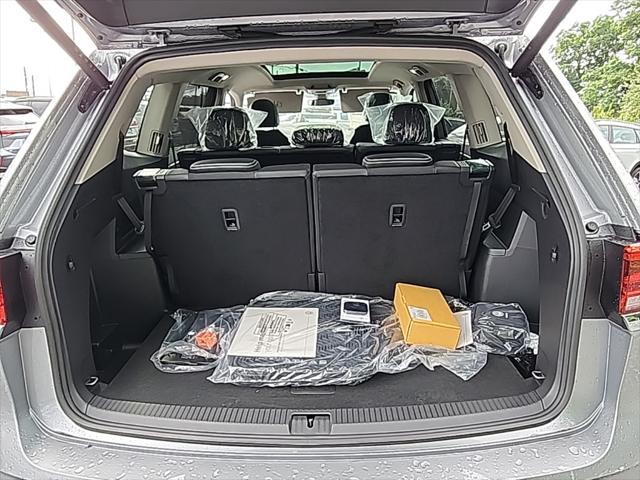 Photo of 2025 Silver Mist Metallic Volkswagen Atlas