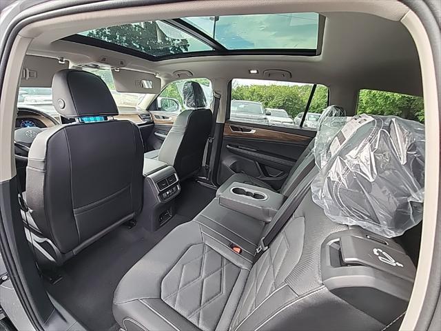 Photo of 2025 Silver Mist Metallic Volkswagen Atlas