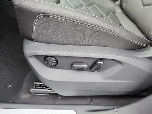 Photo of 2025 Silver Mist Metallic Volkswagen Atlas