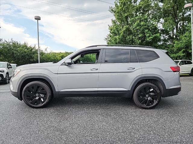 Photo of 2025 Silver Mist Metallic Volkswagen Atlas