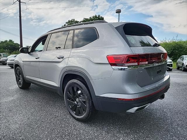 Photo of 2025 Silver Mist Metallic Volkswagen Atlas