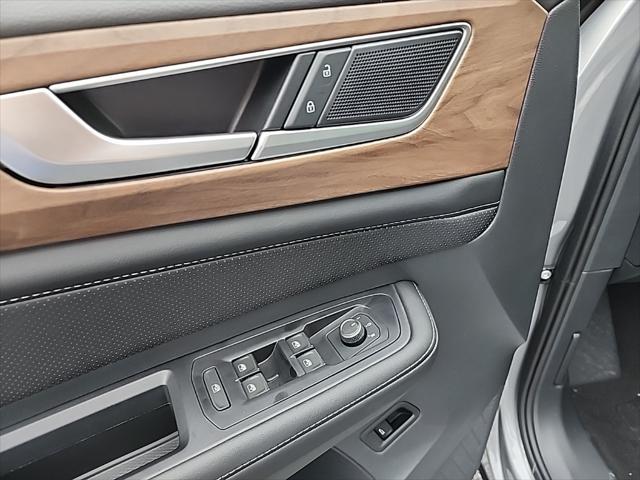 Photo of 2025 Silver Mist Metallic Volkswagen Atlas