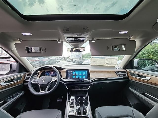 Photo of 2025 Silver Mist Metallic Volkswagen Atlas