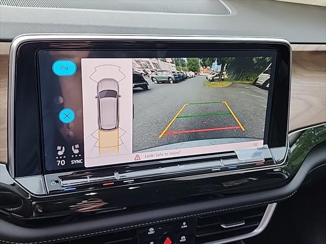 Photo of 2025 Silver Mist Metallic Volkswagen Atlas