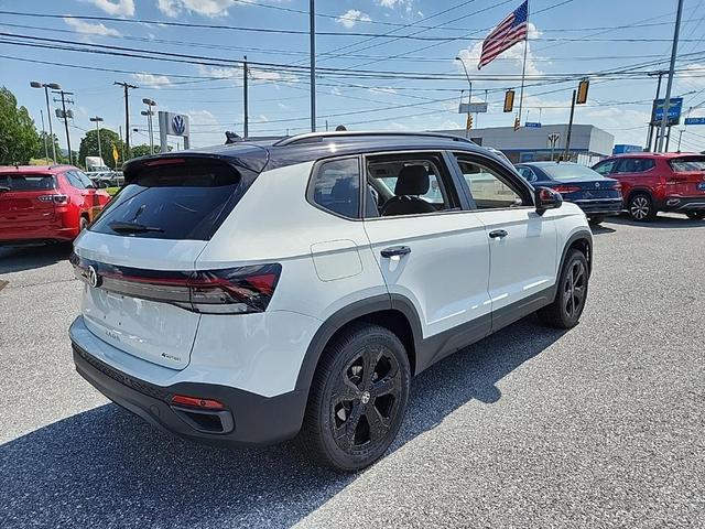 Photo of 2025 Pure White w/Deep Black Roof Volkswagen Taos