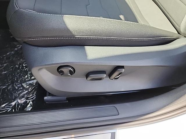 Photo of 2025 Pure White w/Deep Black Roof Volkswagen Taos