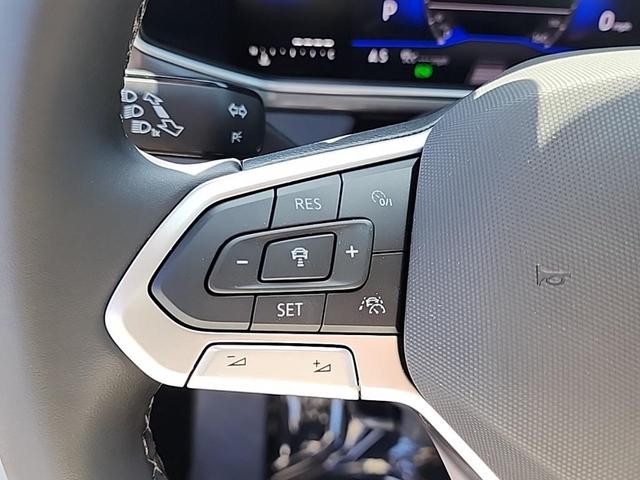 Photo of 2025 Pure White w/Deep Black Roof Volkswagen Taos