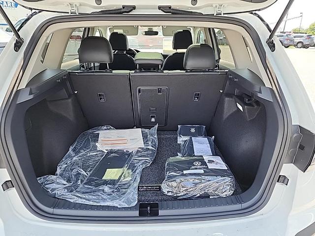 Photo of 2025 Pure White w/Deep Black Roof Volkswagen Taos