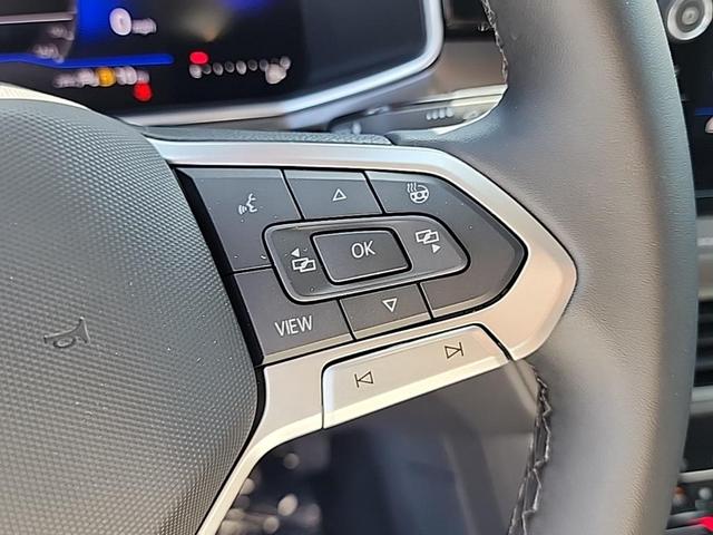 Photo of 2025 Pure White w/Deep Black Roof Volkswagen Taos