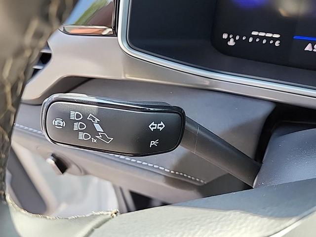Photo of 2025 Pure White w/Deep Black Roof Volkswagen Taos