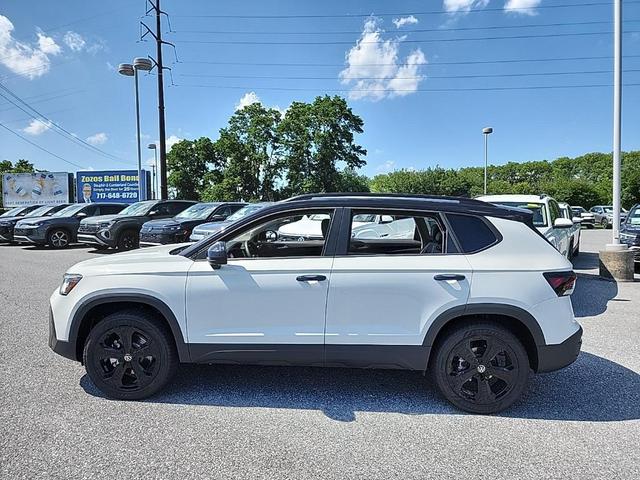Photo of 2025 Pure White w/Deep Black Roof Volkswagen Taos