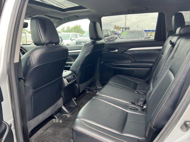 Photo of 2017 Silver Toyota Highlander