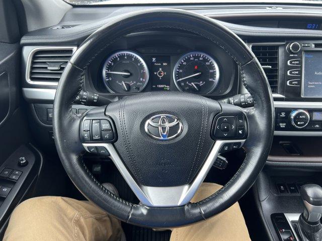 Photo of 2017 Silver Toyota Highlander