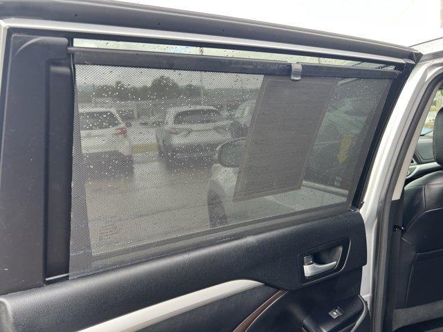 Photo of 2017 Silver Toyota Highlander