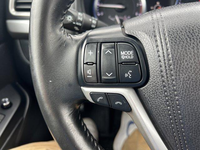 Photo of 2017 Silver Toyota Highlander