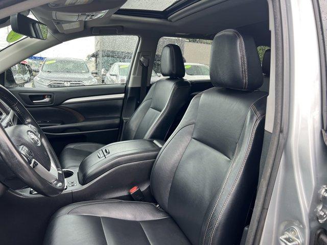 Photo of 2017 Silver Toyota Highlander