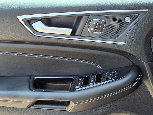 Photo of 2020 Black Metallic Ford Edge