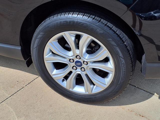 Photo of 2020 Black Metallic Ford Edge