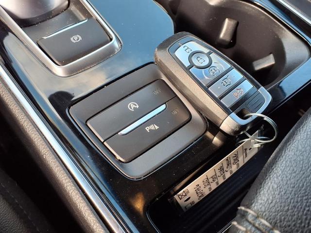 Photo of 2020 Black Metallic Ford Edge