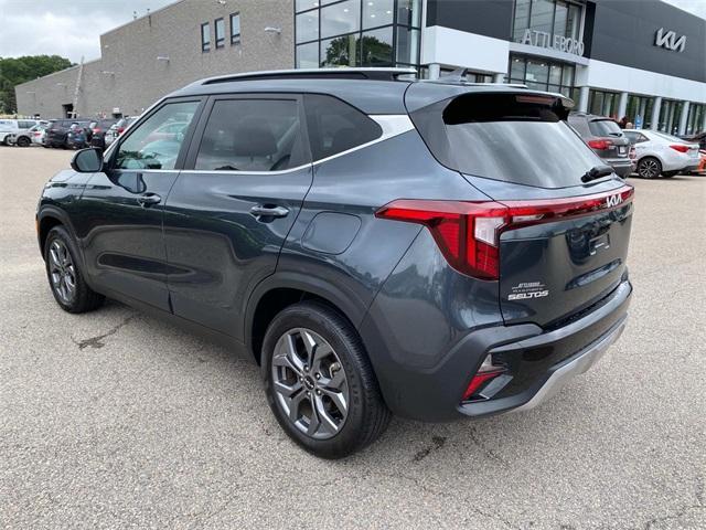 Photo of 2024 Gravity Gray Kia Seltos