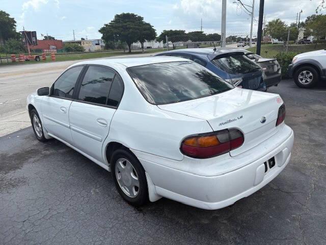 Photo of 2000 White Chevrolet Malibu