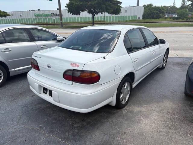 Photo of 2000 White Chevrolet Malibu