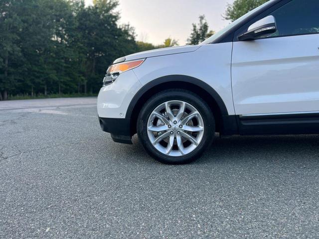 Photo of 2015 White Platinum Metallic Tri-Coat Ford Explorer
