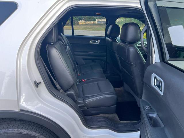 Photo of 2015 White Platinum Metallic Tri-Coat Ford Explorer