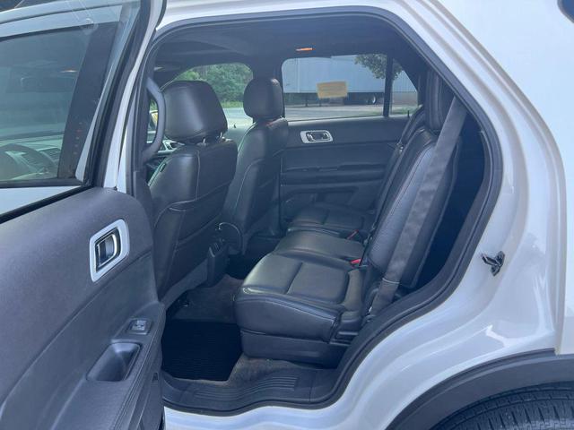 Photo of 2015 White Platinum Metallic Tri-Coat Ford Explorer