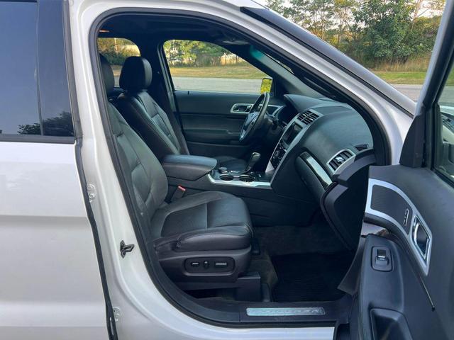 Photo of 2015 White Platinum Metallic Tri-Coat Ford Explorer