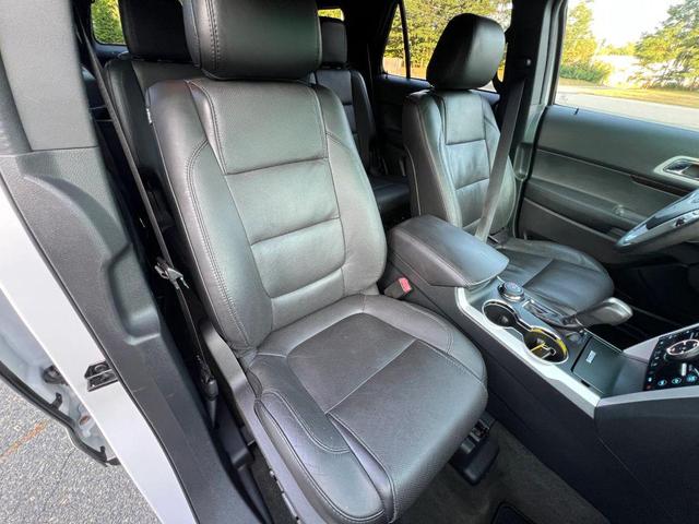 Photo of 2015 White Platinum Metallic Tri-Coat Ford Explorer
