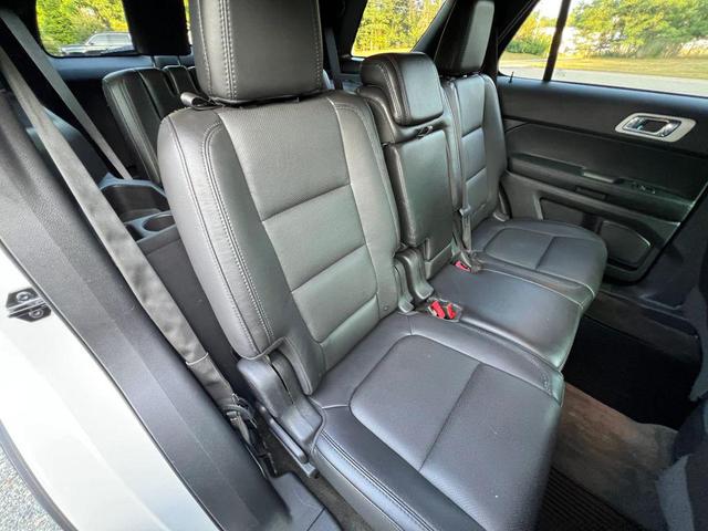 Photo of 2015 White Platinum Metallic Tri-Coat Ford Explorer
