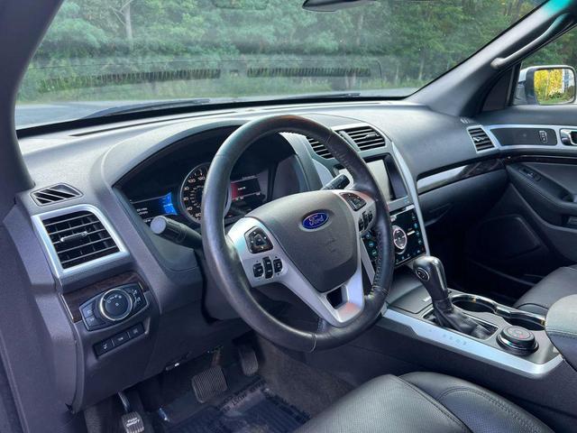 Photo of 2015 White Platinum Metallic Tri-Coat Ford Explorer