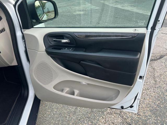 Photo of 2015 Bright White Clearcoat Dodge Grand Caravan