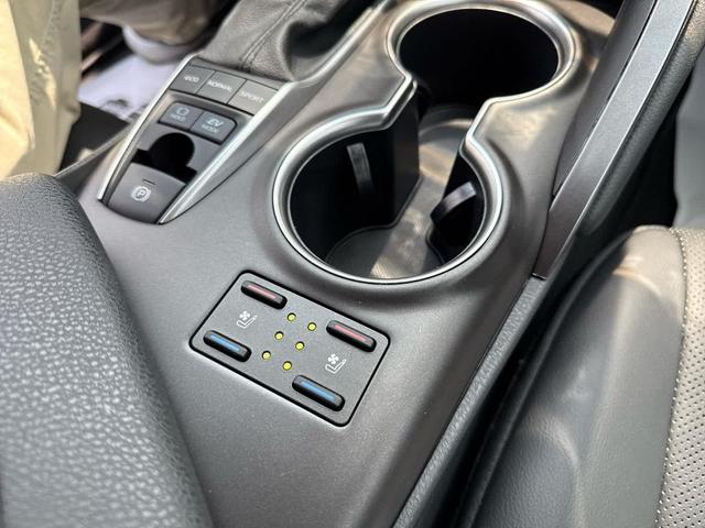 Photo of 2022 Midnight Black Metallic Toyota Camry Hybrid