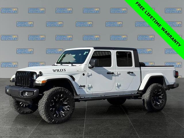 Photo of 2021 Bright White Clearcoat Jeep Gladiator