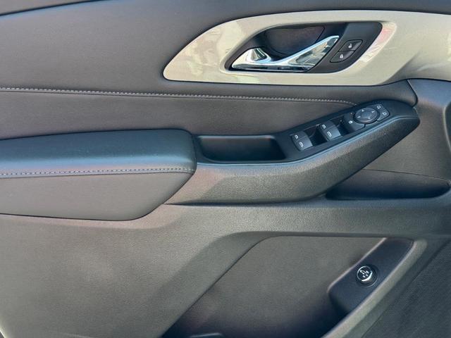 Photo of 2023 Summit White Chevrolet Traverse
