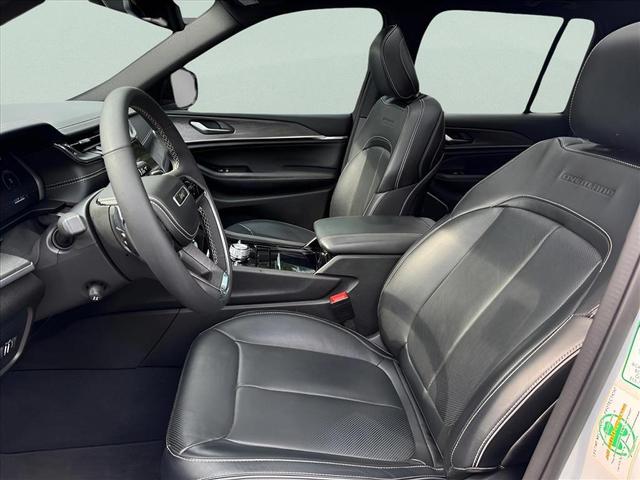 Photo of 2024 Bright White Clearcoat Jeep Grand Cherokee